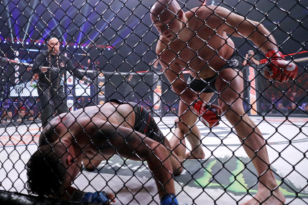 SAMO ZATO ŠTO JE RUS? Uznemiravanje na delu, FBI upao Emelijanenku u sobu?! (VIDEO)