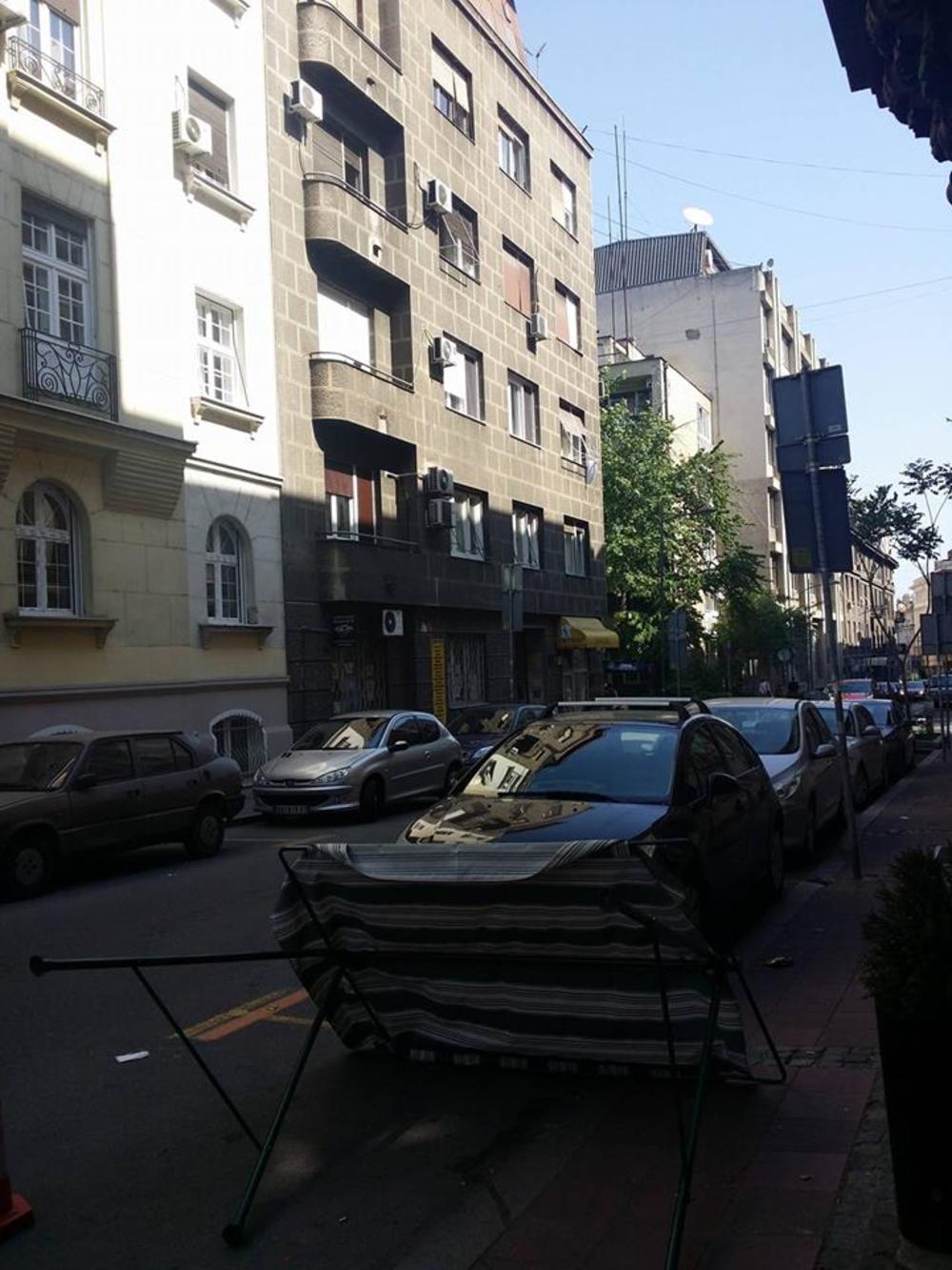 Pala je sa sive zgrade na slici  