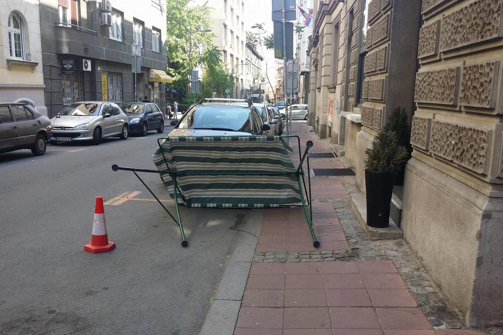 DRAMA U CENTRU BEOGRADA: Pala gvozdena tenda sa vrha zgrade i oštetila auto, MOGLA JE DA UBIJE NEKOGA! (FOTO)