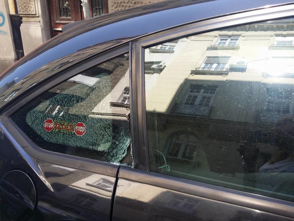 Razbijeno staklo parkiranog automobila  