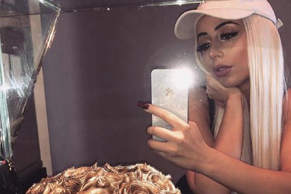 NAVUKLA JE NA SEBE KESU ZA ĐUBRE I POTUKLA KONKURENCIJU: Provokativna Jutjuberka napravila večernju haljinu koja će vas RASPAMETITI! (FOTO) (VIDEO)