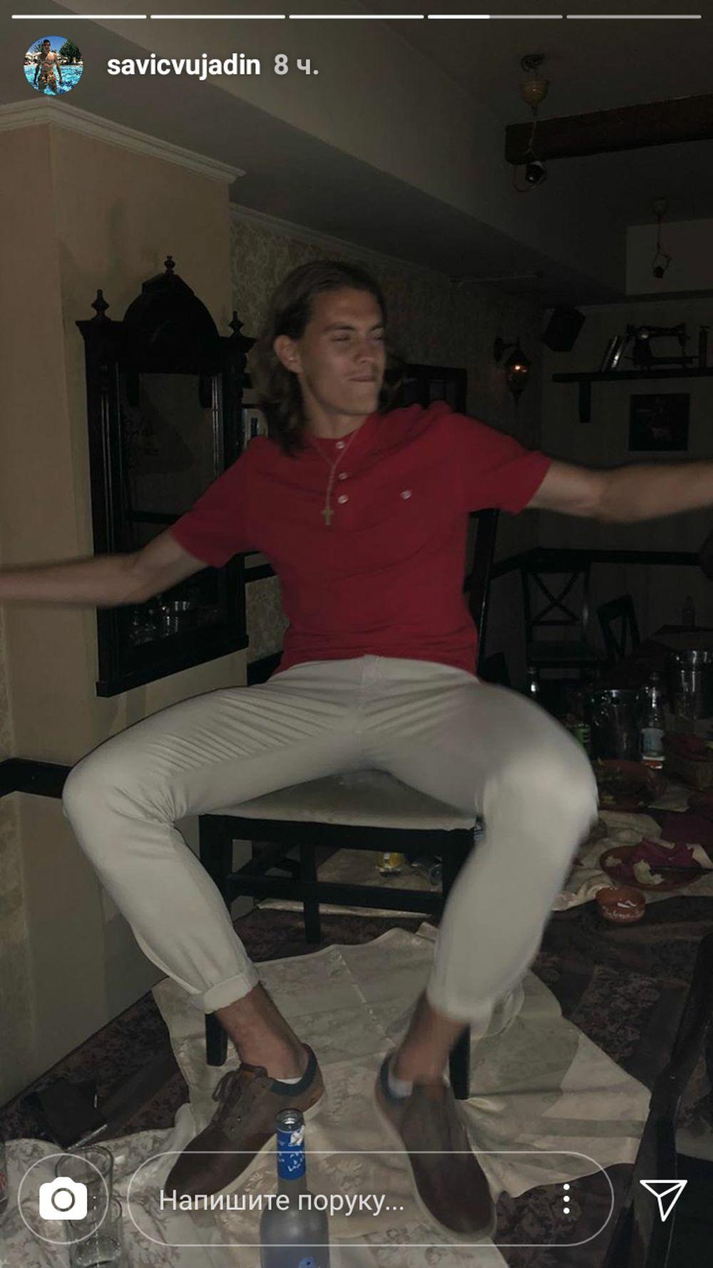 Stefan Hajdin se umorio od stajanja na stolu pa je seo