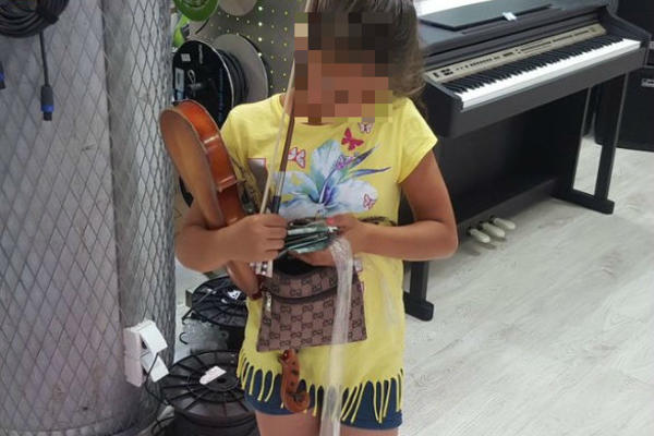 Huligan napao malu Romkinju usred BG i slomio joj violinu: REAKCIJA OVOG CARA JE ZA DUBOKI NAKLON (FOTO)