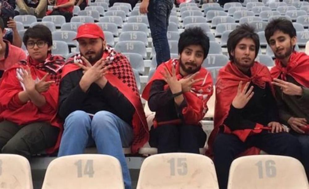 Iranke maskirane na fudbalskom stadionu  