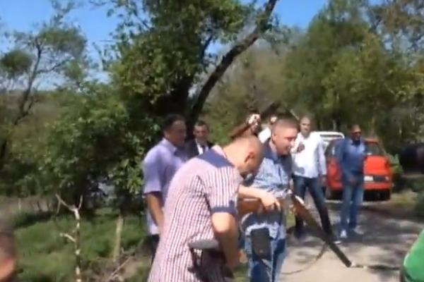 HOROR NA SVADBI KOD UŽICA: Svat umesto jabuke upucao svata u nogu! (FOTO)