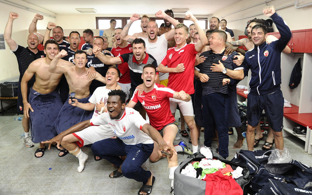 Fudbaleri Crvene zvezde poziraju posle osvajanja titule