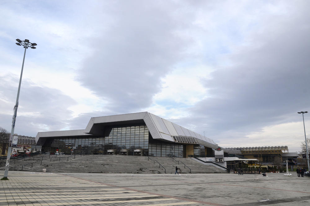 UMRO VOAJER IZ SPENSA! Snimao maloletnicu dok se tuširala, umro u kućnom zatvoru