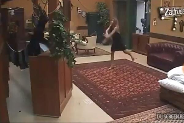 KIJA DOŽIVELA JOŠ JEDAN SLOM: Lomi stvari po kući, obezbeđenje ne može da je savlada (VIDEO)