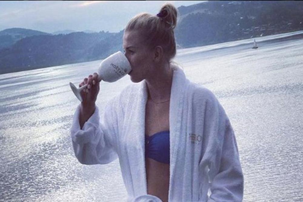 Jesi li ti sportistkinja ili starleta?! Skinula se skroz gola i slikala se sa šampionskim peharom! (FOTO)