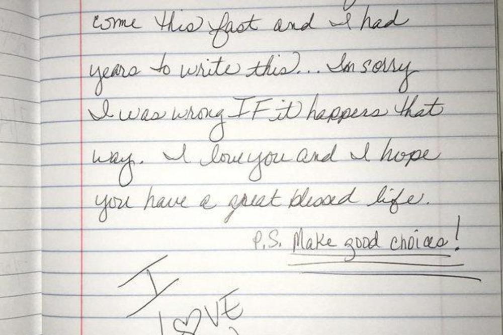 NJEGOVA MAMA JE PREMINULA OD RAKA: Posle njene smrti pronašao je PORUKU koja ga je duboko dirnula! (FOTO)