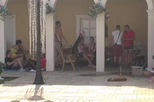 NISKE STRASTI NA ČARŠAFU! Dok ostali zadrugari roštiljaju, evo šta rade Sloba i Luna! (VIDEO)