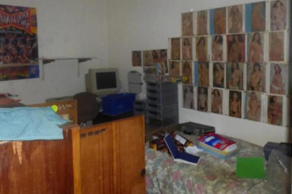 Zid jedne od soba krase posteri golišavih lepotica  