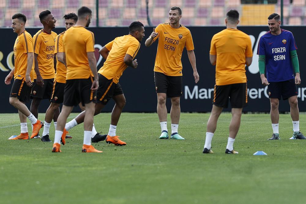 FUDBALER ROME NAPAO PLJAČKAŠE: Hteli da mu skinu sat, a onda je izašao iz kola i krenuo na njih!