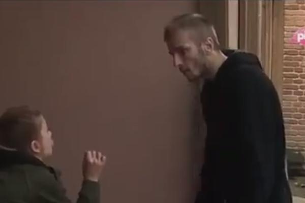 KIJA POKUŠALA DA SEČE VENE: Sloba nije hteo da razgovara s njom, pa htela da naudi sebi (VIDEO)