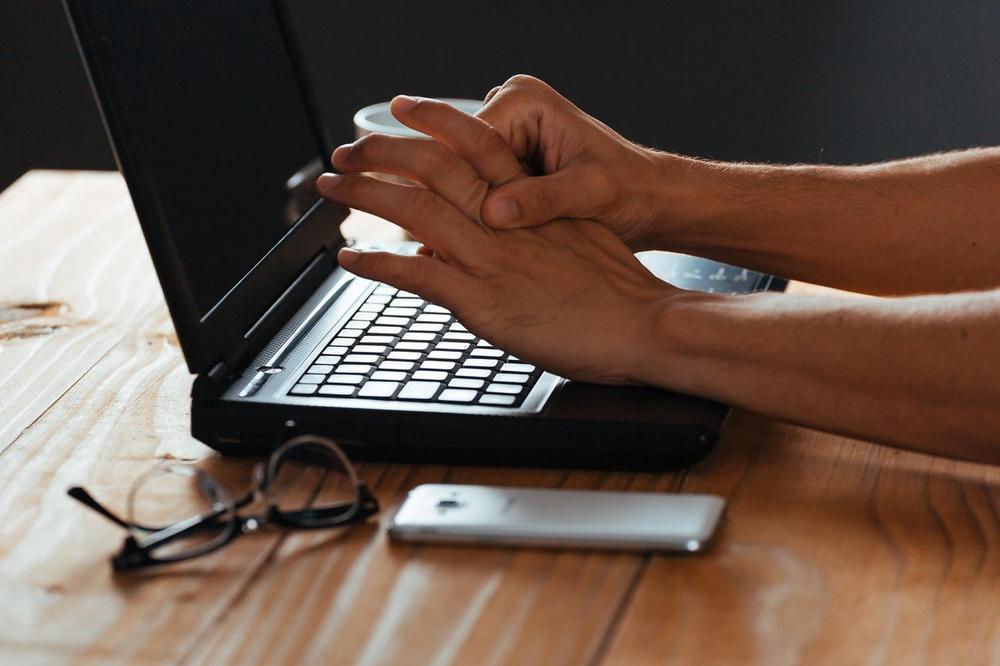 Trnu vam ruke i noge? Evo kada je to SIMPTOM NEKE BOLESTI!