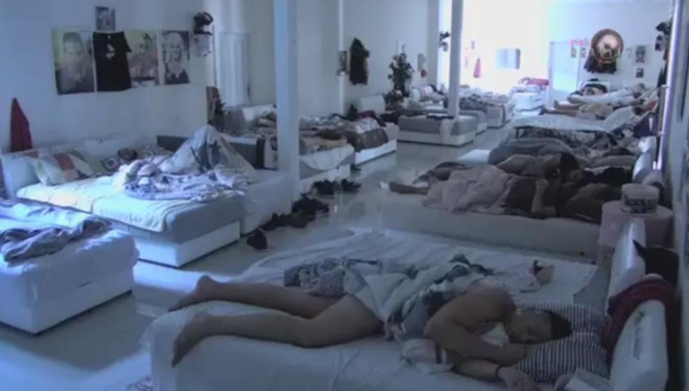 Nakon što je naterao Kiju da legne da spava, i Sloba je otišao na počinak  