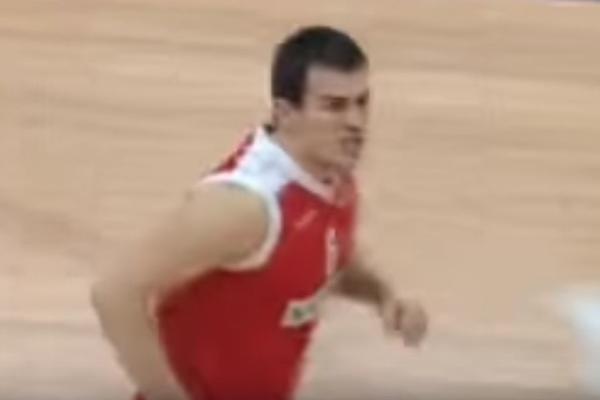Trener Zvezde je zabranio igraču da šutira trojke, a ovaj čim je ušao u igru ispalio je jednu s 8 metara! Zbog onog što je posle uradio, bio je zakucan 2 meseca za klupu! (FOTO)
