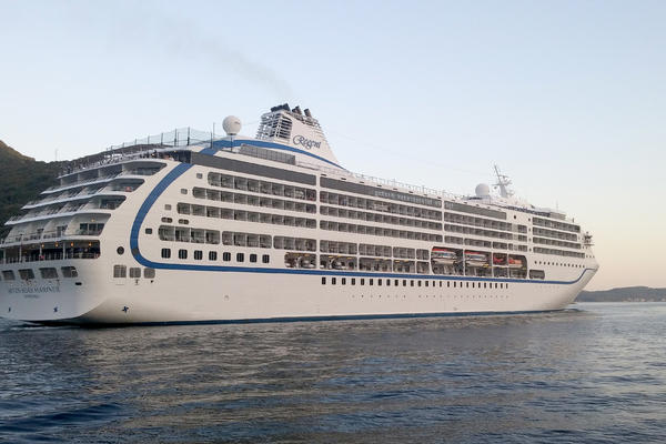 DRAMA U BOKI KOTORSKOJ: Jaki udari vetra približili KRUZER dug 288 metara OPASNO BLIZU obali (FOTO)