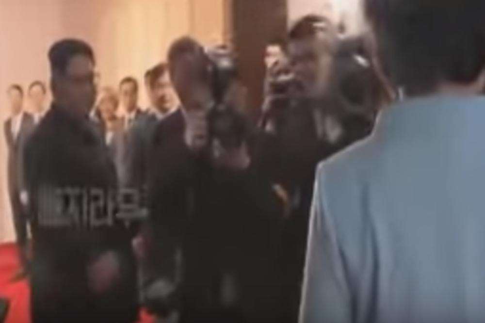 ZBOG OVOGA GA SE SVI PLAŠE: Kim Džong-un besno odgurnuo novinara, a sve zbog žene! (VIDEO)
