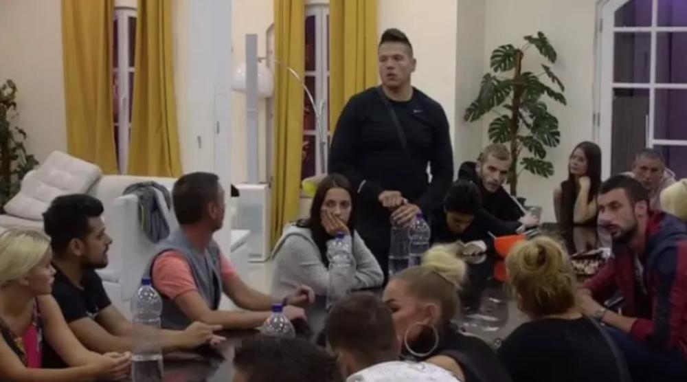 Saopšteno mu je da je Gagi Đogani za njega napisao da je 'mukica, nepoznati pevač