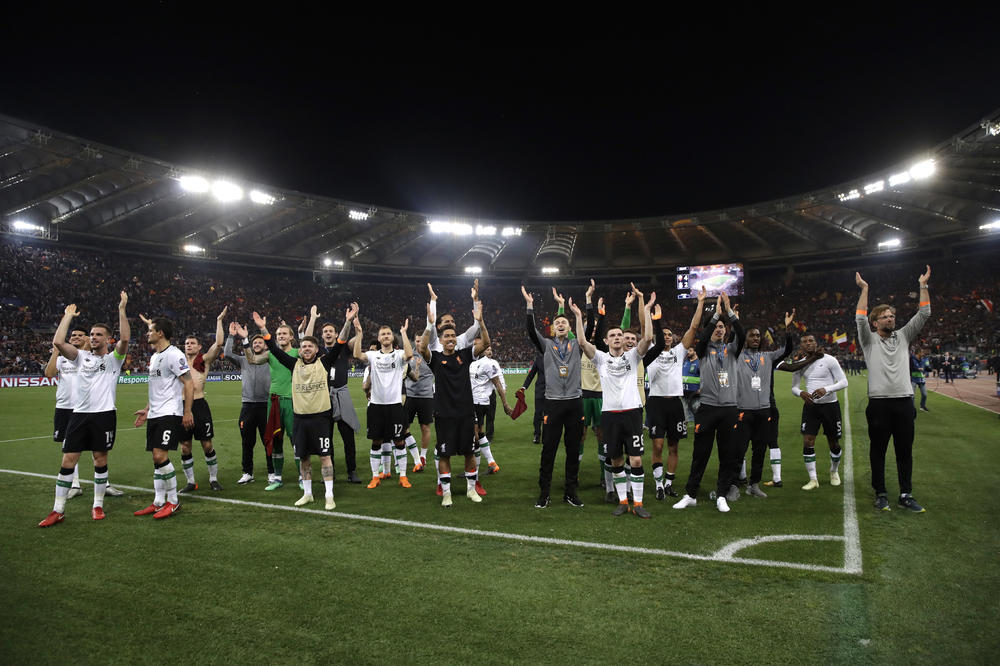 NIKAD NEĆEŠ HODATI SAM: Igrači Liverpula u slavlju nisu zaboravili navijača koji se bori za život! (FOTO)