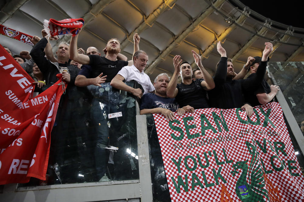 Navijači Liverpula sa zastavom podrške za Šona Koksa