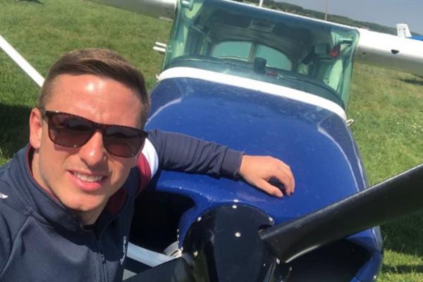 MLADI NAPREDNJAK POSTAJE PILOT: Da li Jovičić planira da zbriše iz politike i vine se u nebo? (FOTO)