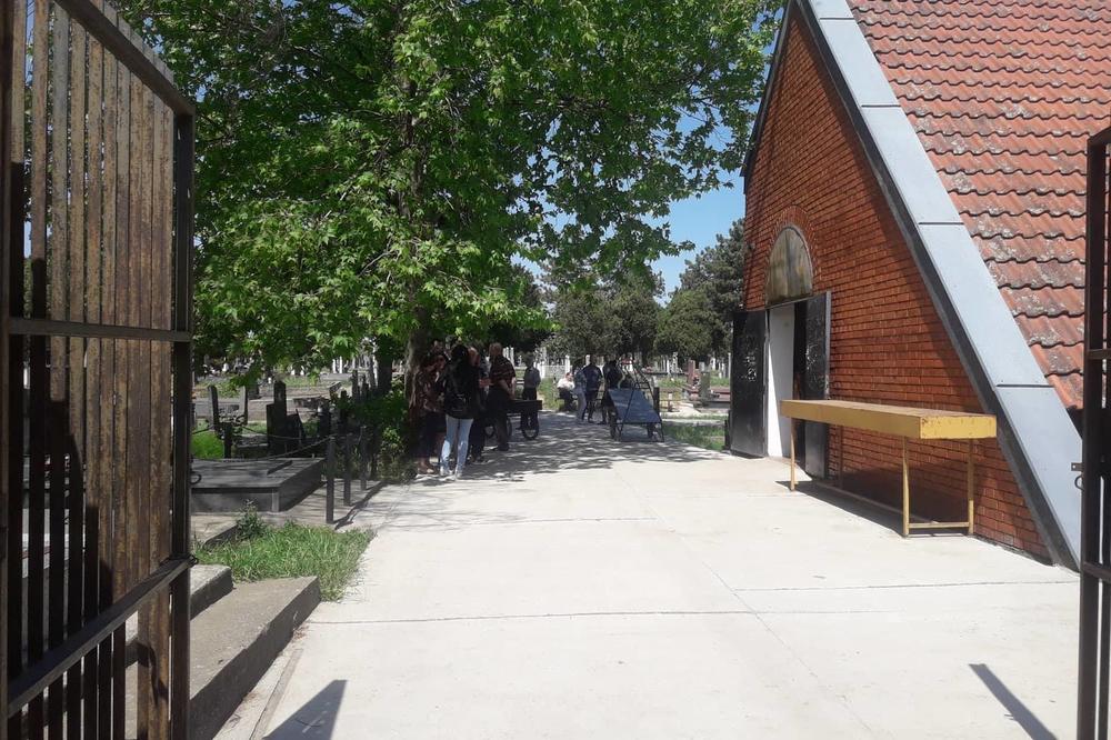 ESPRESO NA LICU MESTA: Porodica i prijatelji okupili se na sahrani Miloša Kockara, Kija SKRHANA BOLOM jecala, a pojavio se i ON (FOTO)
