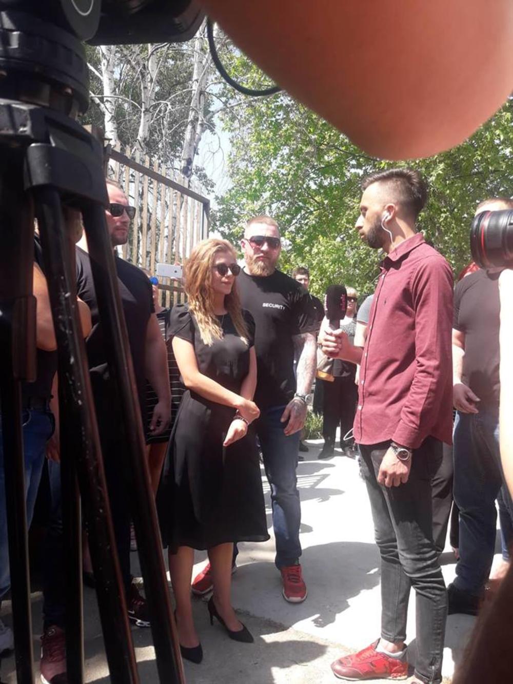 Kija na sahrani svog oca daje izjavu  