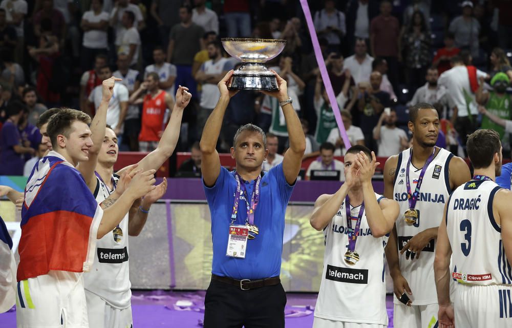 Kokoškov diže pehar namenjen šampionu Evrope