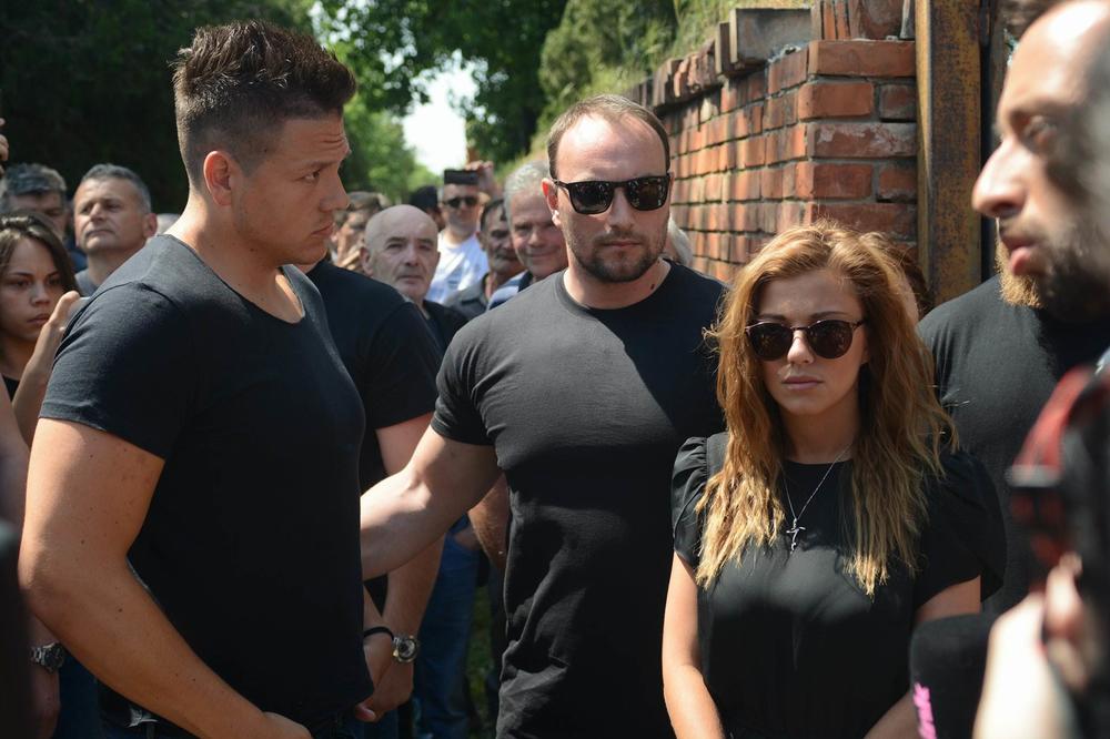 Zrenjaninci opleli po Slobi na sahrani: Dozvoljavao je da mu liže palac, a onda je..