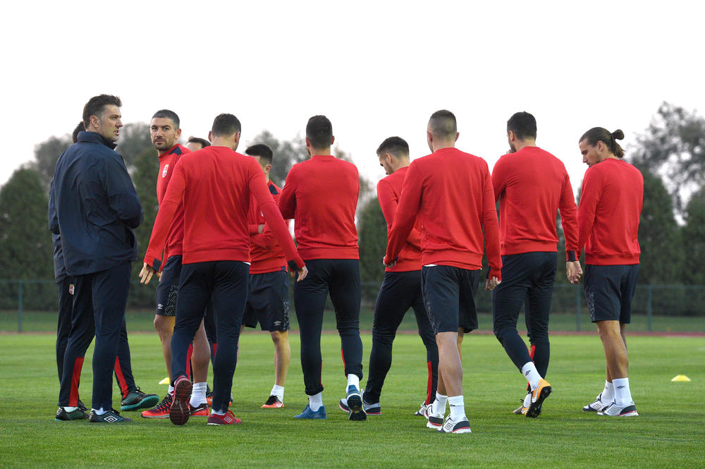 Mladen Krstajić sa reprezentavcima Srbije na treningu