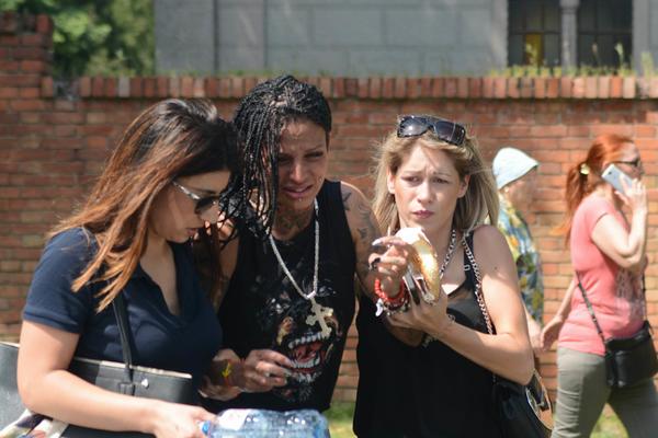 POZLILO JOJ JE: Sahranjen otac Kije Kockar, ona se gušila u suzama (FOTO)