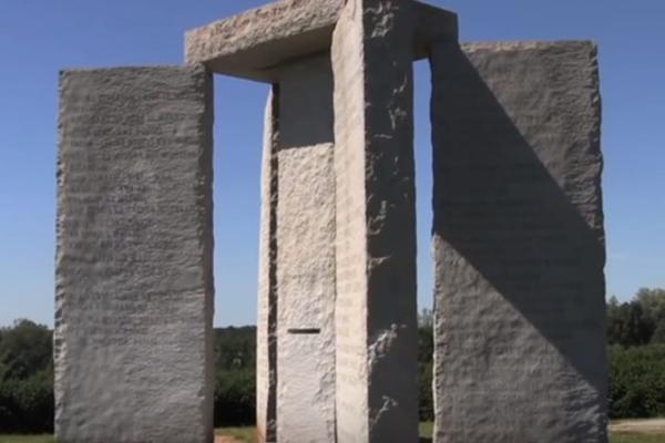 NA SVETU MORA BITI MANJE OD 500 MILIONA LJUDI: Na ovom MISTERIOZNOM SPOMENIKU zapisane su jezive zapovesti!