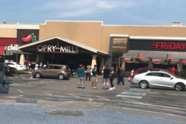 TERORISTIČKI NAPAD? Pucnjava u tržnom centru u Americi, ima ranjenih! (VIDEO)