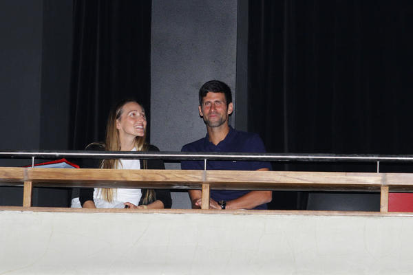 IMA MILIONE, A OVAKO IZLAZI U GRAD! Nole došao na premijeru sa Jelenom, a sve oči su ZBOG OVOGA bile uprte u nju! (FOTO)