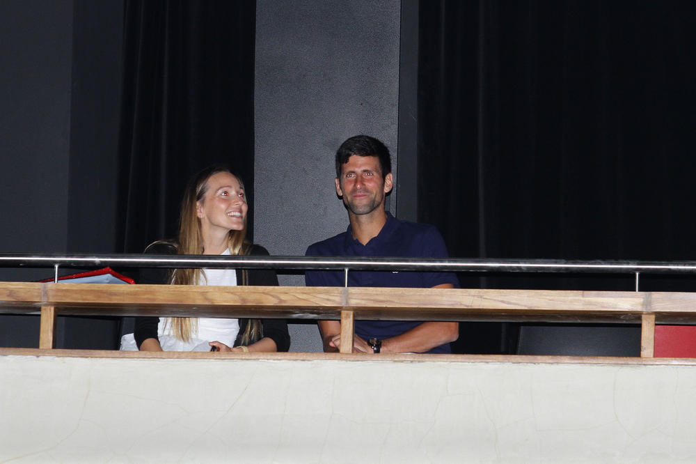 IMA MILIONE, A OVAKO IZLAZI U GRAD! Nole došao na premijeru sa Jelenom, a sve oči su ZBOG OVOGA bile uprte u nju! (FOTO)