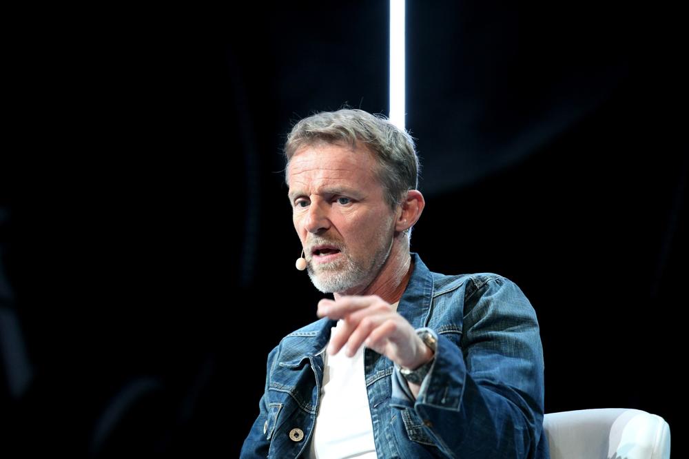 NAJPOZNATIJI PISAC NA SVETU DOLAZI U SRBIJU: A kad pročitate ŠTA JE URADIO 1999, oduševićete se! (VIDEO)