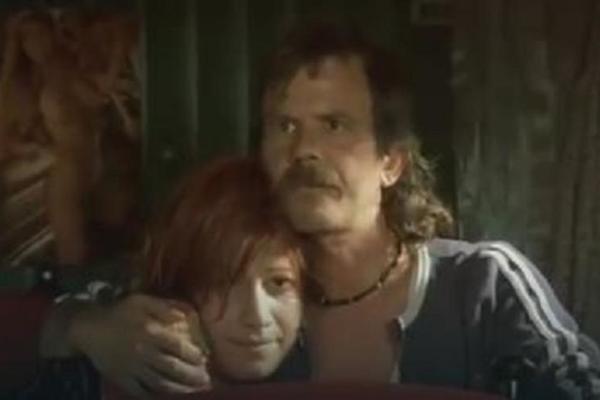 GDE JE NESTALA vatrena crvenokosa iz filma Sivi kamion crvene boje? Više ne živi u Srbiji, ali kad vidite kako danas izgleda, PAŠĆE VAM VILICA (FOTO)