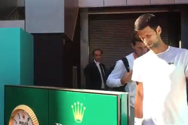 Specijalan doček za Novaka na aerodromu u Madridu: Đoković u šortsu izašao iz aviona i odmah otišao na trening! (VIDEO)