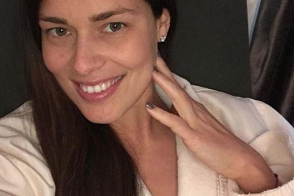 ANA IVANOVIĆ IMA SAMO JEDAN KOMAD ODEĆE NA SEBI: Prelepa Srpkinja se zaigrala, komentari samo pljušte! (VIDEO)