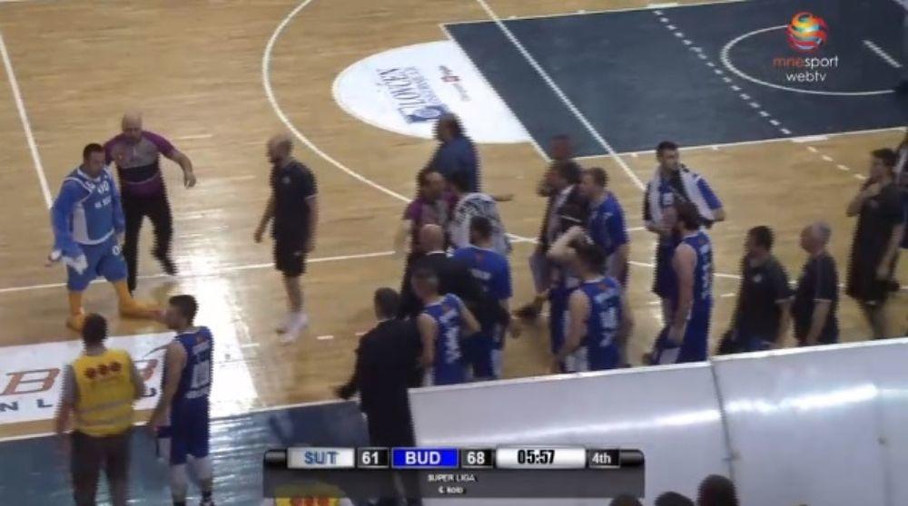 Maskota Sutjeske i Nikola Ivanović u okršaju