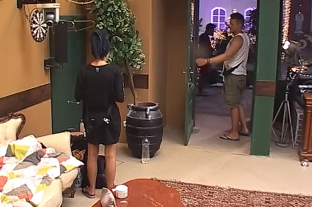 SLOBA SE NE ODVAJA OD KIJE: Ona mu napisala pesmu i pisaće mu ih svaki dan, a njegov komentar joj je izvukao osmeh na lice! (VIDEO)