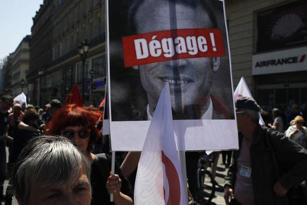 MASOVNI PROTESTI U PARIZU: Makrona prikazali kao omraženog kralja, sve vrvi od policije! (FOTO) (VIDEO)
