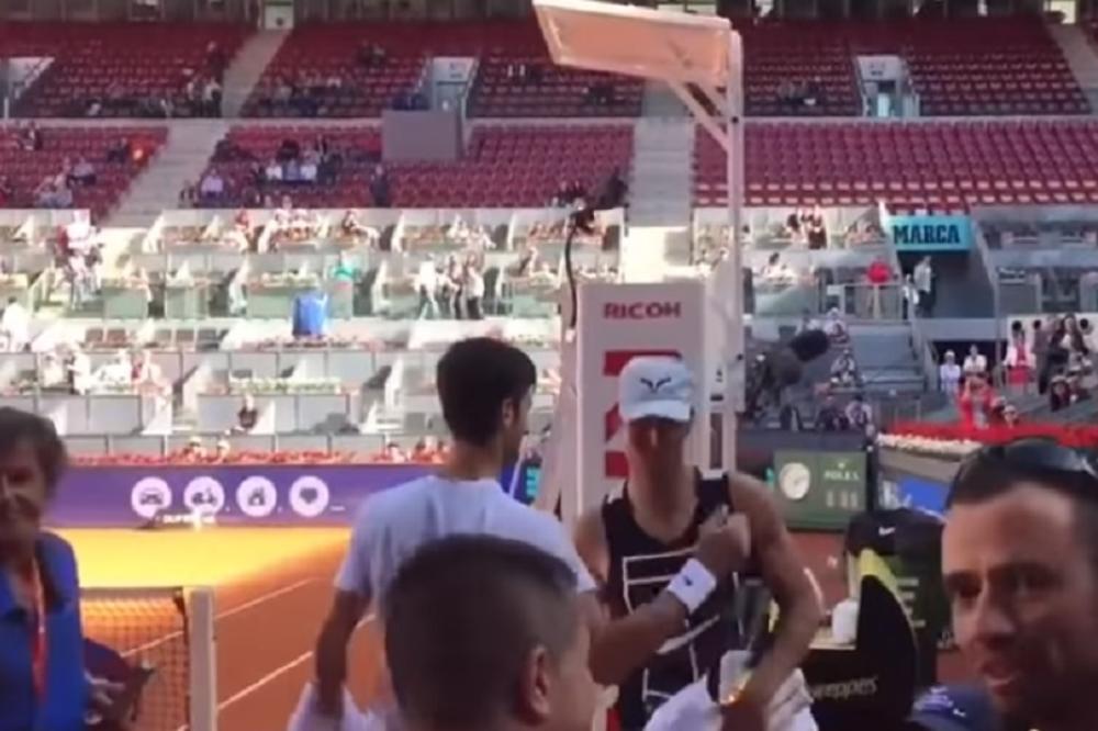 NIJE SE BAŠ OBRADOVAO: Đoković izašao na trening u Madridu, a njegov susret sa Nadalom bio je poprilično hladan! (VIDEO)