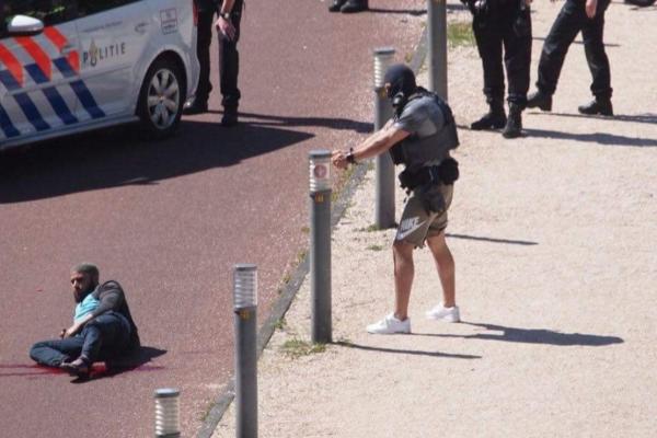 TERORISTIČKI NAPAD U HAGU?! Uzviknuo je ALAHU EKBER i nožem POVREDIO nekoliko osoba! (FOTO)