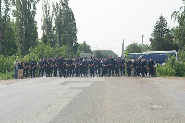 U HRTKOVCIMA SU MLATILI PRAZNU SLAMU, KORDON POLICIJE JE BLOKIRAO POLA SREMA, a evo koliko nas je to koštalo! (FOTO)