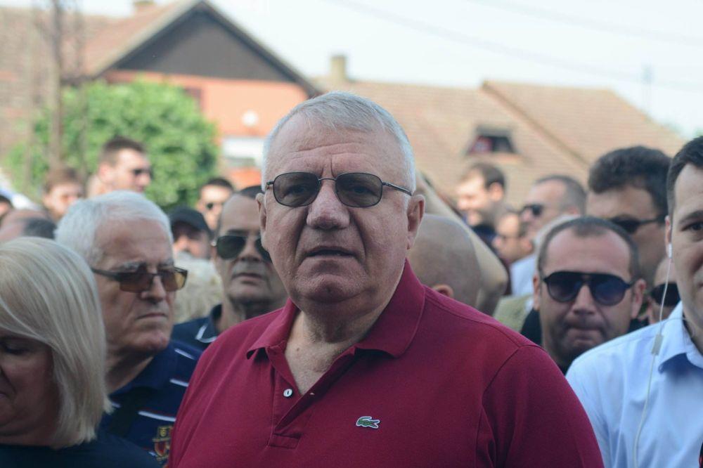 ŠEŠELJ IPAK U UŠAO U HRTKOVCE! Radikali održali sastanak mesnog odbora