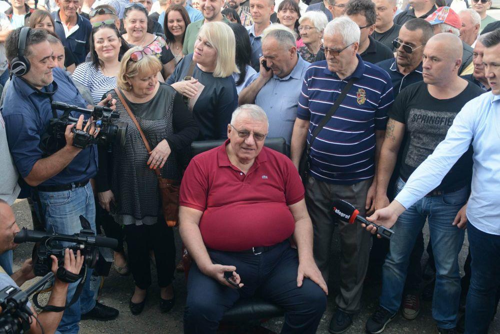 Vojislav Šešelj ispred Hrtkovaca