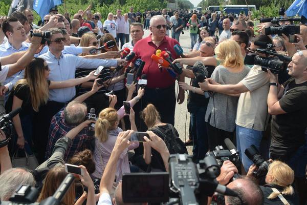 ŠEŠELJ STAO NA STRANU GEJEVA: Osobe istog pola mogu da potpišu UGOVOR O ZAJEDNIČKOM ŽIVOTU!